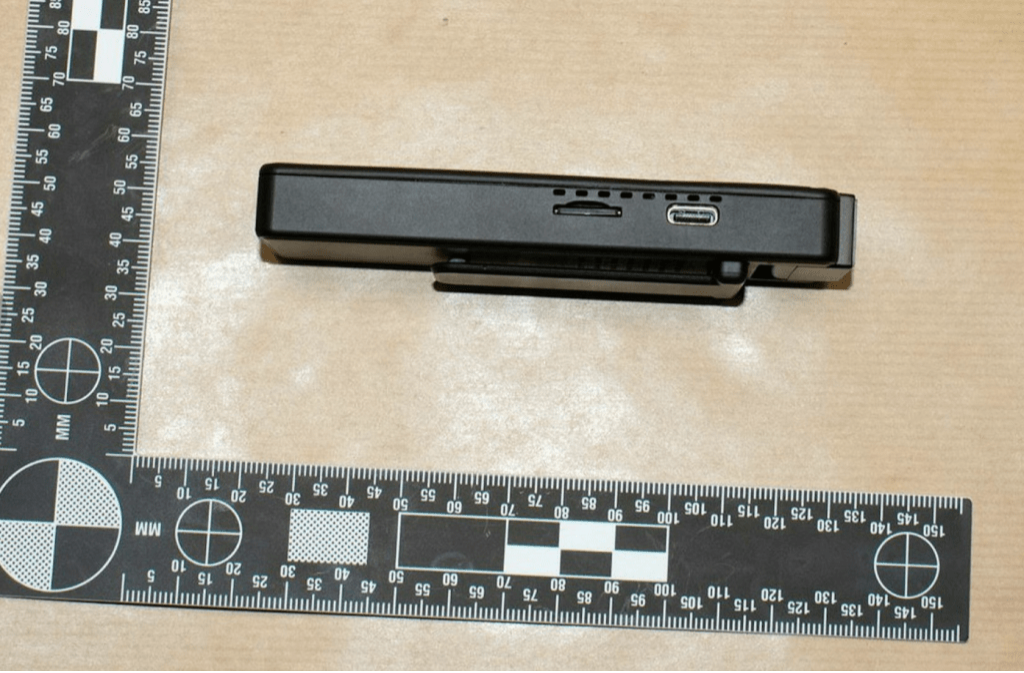 警方在邹镇豪寓所搜出隐藏摄录机。